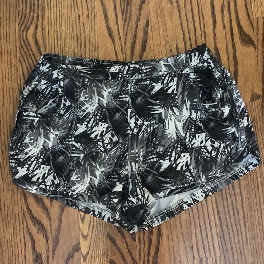 Athleta black/white palm print shorts